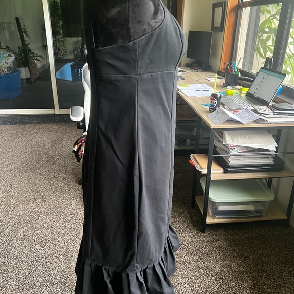 Express Elegant Black Midi Dress with Ruffle Detail - Picture 3 of 8